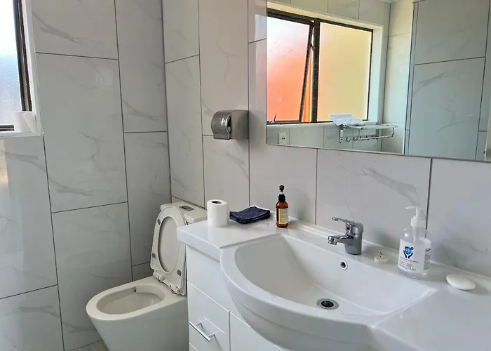 4 Beds Including 2 Double Beds, 1 Single Bed, And 1 Double Sofa Bed In A Small 1 Bedroom And 1 Lounge No Kitchen Only Fridge, Microwave 3* Rotorua