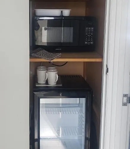 4 Beds Including 2 Double Beds, 1 Single Bed, And 1 Double Sofa Bed In A Small 1 Bedroom And 1 Lounge No Kitchen Only Fridge, Microwave Gasthof