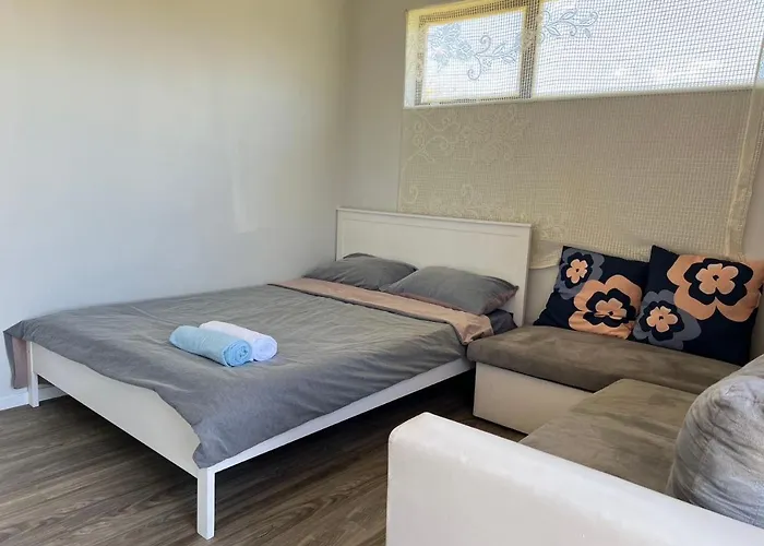 4 Beds Including 2 Double Beds, 1 Single Bed, And 1 Double Sofa Bed In A Small 1 Bedroom And 1 Lounge No Kitchen Only Fridge, Microwave 3* Rotorua