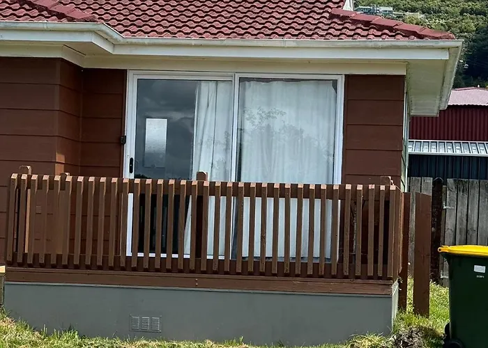 4 Beds Including 2 Double Beds, 1 Single Bed, And 1 Double Sofa Bed In A Small 1 Bedroom And 1 Lounge No Kitchen Only Fridge, Microwave Gasthof Rotorua