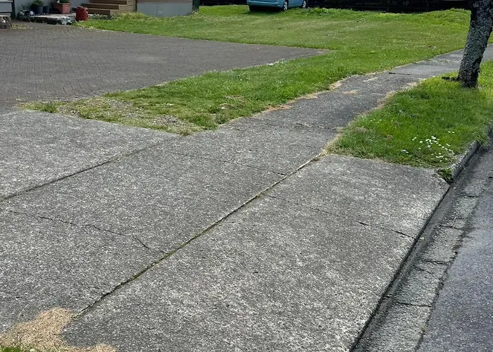 4 Beds Including 2 Double Beds, 1 Single Bed, And 1 Double Sofa Bed In A Small 1 Bedroom And 1 Lounge No Kitchen Only Fridge, Microwave 3* Rotorua